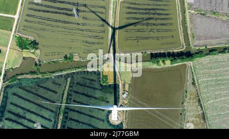 HUAI'AN, CHINA - 6. MAI 2022 - Windkraft am Werk ist in Huai 'an, der ostchinesischen Provinz Jiangsu, am 6. Mai 2022 zu sehen. Stockfoto