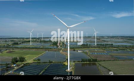 HUAI'AN, CHINA - 6. MAI 2022 - Windkraft am Werk ist in Huai 'an, der ostchinesischen Provinz Jiangsu, am 6. Mai 2022 zu sehen. Stockfoto