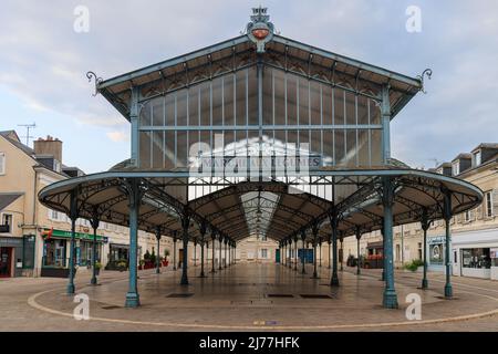 Chartres, Frankreich - 24. April 2022: Stadtbild mit historisch vergetable Markt in Chartres Eure-et-Loire in Frankreich Stockfoto