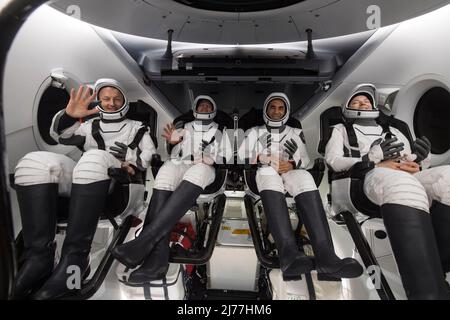 Tampa, Florida, USA. 6. Mai 2022, Tampa, Florida, USA: Von links nach rechts sind der ESA-Astronaut MATTHAIS MAURER, die NASA-Astronauten TOM MARSHBURN, RAJA CHARI und KAYLA BARRON in der Raumsonde SpaceX Crew Dragon Endurance an Bord des Space X Shannon-Rückgewinnungsschiffes zu sehen, kurz nachdem es im Golf von Mexiko vor der Küste von Tampa gelandet ist. Maurer, Marshburn, Chari und Barron kehren nach 177 Tagen im Weltall als Teil der Expeditionen 66 und 67 an Bord der Internationalen Raumstation zurück. Kredit: ZUMA Press, Inc./Alamy Live Nachrichten Stockfoto