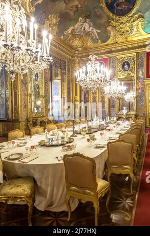 VENARIA REALE, ITALIEN - CA. AUGUST 2020: Luxuriöser Speisesaal im Barockstil mit Galadinner-Tisch-Setting Stockfoto