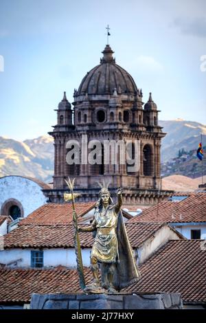 Statue von Pachacuti Inca, Plaza de Armas, Stadt Cusco, Iglesia de la Compania de Jesus, Provinz Urubamba, Heiliges Tal, Peru Stockfoto