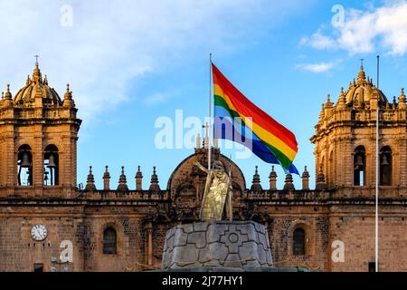 Kathedrale von Cusco, Basilika Kathedrale unserer Lieben Frau von Himmelfahrt, Fassade mit Pachacutec-Statue und Cusco-Flagge, Stadt Cuzco Plaza de Armas, Peru Stockfoto