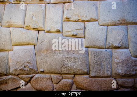 12 abgewinkelter Stein, antikes Inka-Mauerwerk in der Calle Hatunrumiyoc, Stadt Cusco, Heiliges Tal, Peru Stockfoto