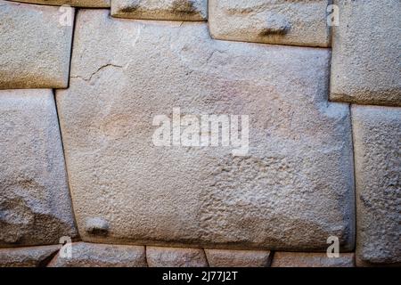 Nahaufnahme von 12 angewinkelten Steinen, antikem Inka-Mauerwerk in der Calle Hatunrumiyoc, Stadt Cusco, Heiliges Tal, Peru Stockfoto