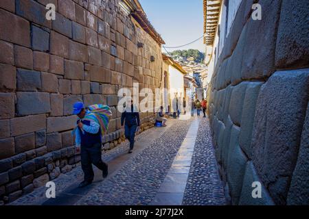 Calle Hatunrumiyoq, Straßenszene mit Inka-Steinarbeiten, die zum Viertel San Blas, Stadt Cusco, Sacred Valley, Peru führen Stockfoto