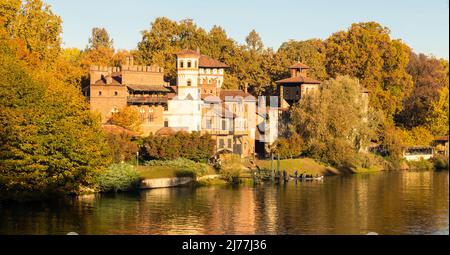 Turin, Italien - circa November 2021: Panorama im Freien mit dem malerischen Schloss Turin Valentino bei Sonnenaufgang im Herbst Stockfoto