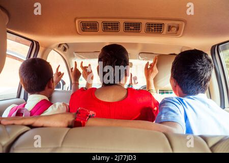indische Familie singt Lied, genießen Sie Reisen im Auto Stockfoto