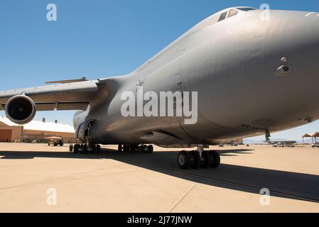 Eine C-5M Super Galaxy der Dover Air Force Base, Delaware, wird am 5. Mai 2022 auf der Fluglinie auf der Holloman Air Force Base geparkt. Die Super Galaxy ist das größte Flugzeug in der US-Air Force Arsenal und das Flugzeug hat eine Länge von 143 Fuß und kann 281.001 Pfund Fracht zu halten. (USA Luftwaffe Foto von Airman 1. Klasse Nichola Paczkowski) Stockfoto