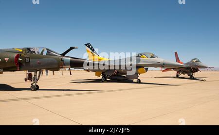 Eine Mirage F-1, F-16 Viper und QF-16 Viper werden am 5. Mai 2022 auf der Fluglinie auf dem Luftwaffenstützpunkt Holloman, New Mexico, geparkt. Alle drei Flugzeuge sind statische Displays für die Legacy of Liberty Air Show 2022 und das Open House. (USA Luftwaffe Foto von Airman 1. Klasse Nichola Paczkowski) Stockfoto