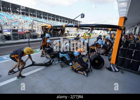 Der australische Formel-1-Fahrer Daniel Ricciardo vom McLaren F1 Team wird am Freitag, den 6. Mai 2020, beim zweiten Training für das Formel 1 Grand Prix​ von Miami im Miami International Autodrome in Miami Gardens, Florida, in der Boxengasse zu sehen sein. Foto von Greg Nash/UPI Stockfoto
