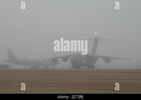 Ein C-17 Globemaster III taxi auf der Fluglinie wegen eintreffender Unwetterlage auf der Altus Air Force Base, Oklahoma, 4. Mai 2022. Der Oberst der US-Luftwaffe, Blaine Baker, Kommandant des Luftmobilitätsflügels von 97., identifizierte drei Prioritäten für die Überführung bei Unwetter: Die Sicherheit zu wahren, das Eigentum zu bewahren und die Mission zurückzugewinnen. (USA Luftwaffe Foto von Airman 1. Klasse Trenton Jancze) Stockfoto