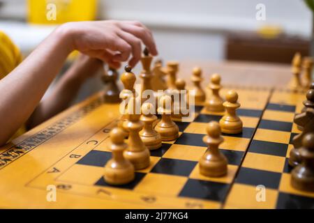 Schachfiguren stehen auf dem Brett. Selektiver Fokus. Konzept der Kindererziehung Stockfoto