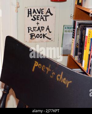 Bücherregale zum Verkauf im Poetry Room im berühmten City Lights Booksellers Shop in San Francisco, Kalifornien, einer unabhängigen Buchhandlung. Stockfoto