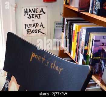 Bücherregale zum Verkauf im Poetry Room im berühmten City Lights Booksellers Shop in San Francisco, Kalifornien, einer unabhängigen Buchhandlung. Stockfoto