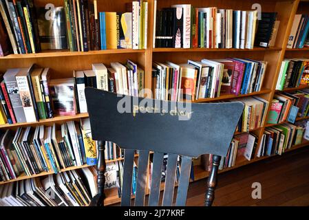 Bücherregale zum Verkauf im Poetry Room im berühmten City Lights Booksellers Shop in San Francisco, Kalifornien, einer unabhängigen Buchhandlung. Stockfoto