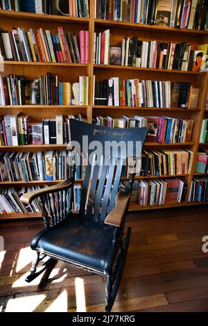 Bücherregale zum Verkauf im Poetry Room im berühmten City Lights Booksellers Shop in San Francisco, Kalifornien, einer unabhängigen Buchhandlung. Stockfoto