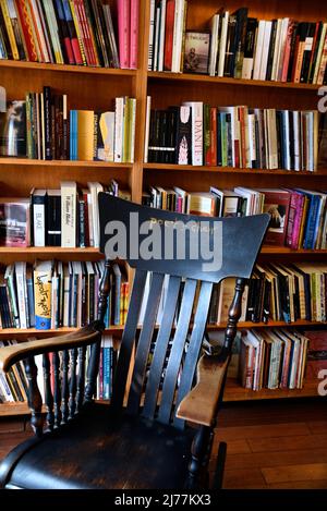 Bücherregale zum Verkauf im Poetry Room im berühmten City Lights Booksellers Shop in San Francisco, Kalifornien, einer unabhängigen Buchhandlung. Stockfoto