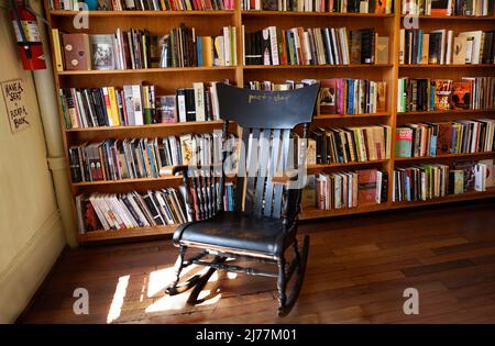 Bücherregale zum Verkauf im Poetry Room im berühmten City Lights Booksellers Shop in San Francisco, Kalifornien, einer unabhängigen Buchhandlung. Stockfoto