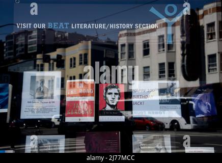 Ein Schaufenster in dem Wahrzeichen City Lights Booksellers Shop im North Beach Bezirk von San Francisco, Kalifornien. Stockfoto