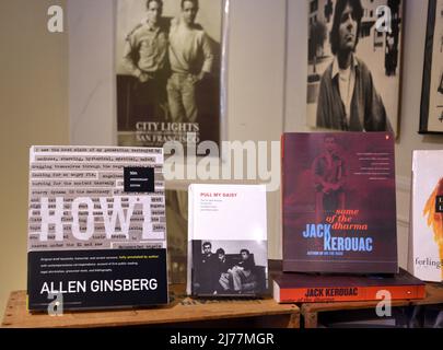 Bücher von Allen Ginsberg und Jack Kerouac zum Verkauf bei City Lights Booksellers, einer Buchhandlung in San Francisco, die sich auf progressive Politik spezialisiert hat. Stockfoto