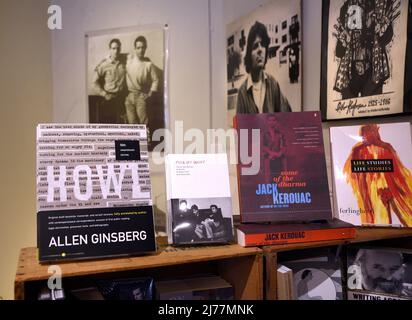 Bücher von Allen Ginsberg und Jack Kerouac zum Verkauf bei City Lights Booksellers, einer Buchhandlung in San Francisco, die sich auf progressive Politik spezialisiert hat. Stockfoto