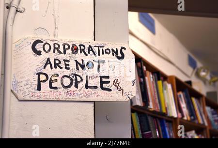 Ein handgemachtes Schild bei City Lights Booksellers, einem Buchladen in San Francisco, Kalifornien, spezialisiert auf Publikationen, die sich auf progressive Politik konzentrieren. Stockfoto
