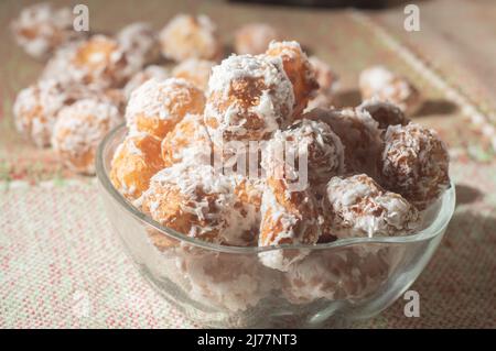 Traditionelle brasilianische Bäckerei süßen Typ genannt 'Carolina Sugary' eine Anpassung der Profiterolen in einer transparenten Schüssel mit weichem Licht. Stockfoto