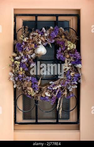 Knoblauchkopf auf Kranz mit getrockneten Blumen Stockfoto