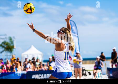 6. Mai 2022, Gulf Shores, Alabama, USA: JADEN WHITMARSH dient während der 2. Runde der NCAA Beach Volleyball Championship zwischen LSU und UCLA. (Bild: © Matthew Smith/ZUMA Press Wire) Stockfoto