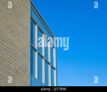Low-Angle-Fotografie von Details des neuen Gebäudes. Neues Bürogebäude. Straßenfoto, niemand, Platz für Text kopieren Stockfoto