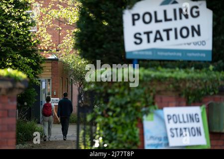 (220507) -- MANCHESTER, 7. Mai 2022 (Xinhua) -- Menschen gehen zu einem Wahllokal, um ihre Stimmen für die Kommunalwahlen in Manchester, Großbritannien, am 5. Mai 2022 abzugeben. Die regierende konservative Partei Großbritanniens (UK) verlor bei den Kommunalwahlen am Donnerstag einige ihrer traditionellen Hochburgen. UM MIT „Roundup: Britische Konservative leiden unter Verlusten bei Kommunalwahlen inmitten eines Partygate-Skandals, der Inflation“ (Foto von Jon Super/Xinhua) Stockfoto