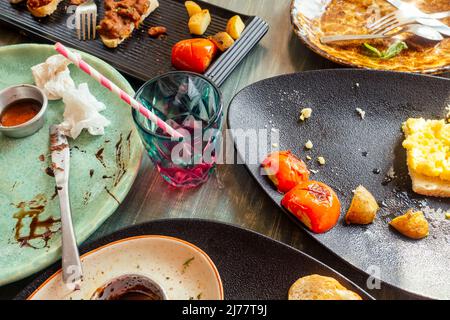 Schmutzige Teller und Glas auf dem Tisch im Café Stockfoto