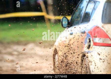 Schlammschutt von einem Rallye-Autorennen Stockfoto