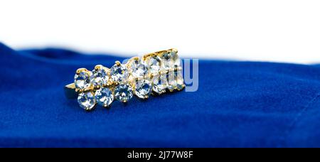 Blauer Topaz-Ring mit Schmuck oder Edelsteinen auf Samttasche. Kollektion von natürlichen Edelsteinen Accessoires. Studioaufnahme Stockfoto