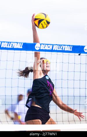 6. Mai 2022, Gulf Shores, Alabama, USA: ANA VERGARA trifft während der 2. Runde der NCAA Beach Volleyball Championship zwischen TCU und Georgia State. (Bild: © Matthew Smith/ZUMA Press Wire) Stockfoto