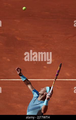 (220507) -- MADRID, 7. Mai 2022 (Xinhua) -- der Spanier Rafael Nadal bedient den Ball während des Viertelfinales der Männer zwischen dem Spanier Rafael Nadal und seinem Landsmann Carlos Alcaraz bei den Madrid Open am 6. Mai 2022 in Madrid, Spanien. (Xinhua/Meng Dingbo) Stockfoto