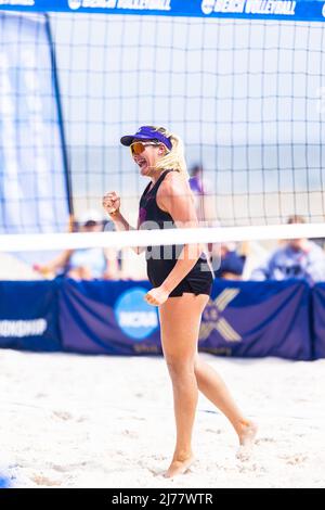6. Mai 2022, Gulf Shores, Alabama, USA: MARIA GONZALEZ feiert während der 2. Runde der NCAA Beach Volleyball Championship zwischen TCU und Georgia State. (Bild: © Matthew Smith/ZUMA Press Wire) Stockfoto