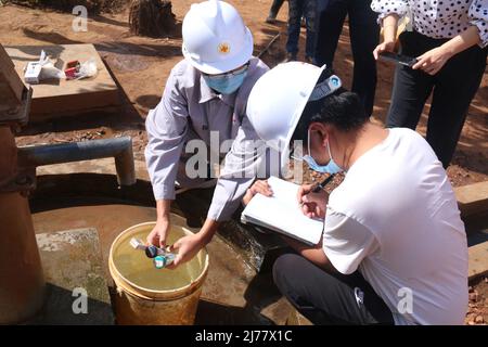 (220507) -- KIGALI, 7. Mai 2022 (Xinhua) -- chinesische Mitarbeiter überprüfen am 11. April 2022 die Wasserqualität einer Bohrung im Bezirk Gatsibo, östliche Provinz, Ruanda. Tausende von Einwohnern im Osten Ruandas hatten aufgrund der wiederkehrenden Dürre einst keinen einfachen Zugang zu sauberem und sicherem Wasser. Im Rwinkwavu-Gebiet im Bezirk Kayonza, Ostprovinz, wurden die Bewohner beispielsweise gezwungen, lange Strecken zu gehen, um die nächste saubere Wasserquelle zu erreichen. Wasserknappheit gehört der Vergangenheit an, dank eines von China finanzierten Bohrprojekts mit 200 Bohrlöchern, das sich hauptsächlich auf die Bekämpfung von Wasserknappheit in t konzentriert Stockfoto