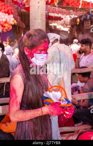 Barsana, Uttar Pradesh, Indien - März 2022: Portrait über indische Menschen mit Farbe auf dem Gesicht, das das bunte holi-Festival auf den Straßen feiert. Stockfoto