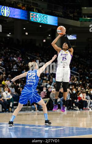 Brittney Sykes (15 Los Angeles Sparks) schießt den Ball während des WNBA-Basketballspiels zwischen dem Chicago Sky und Los Angeles Sparks am Freitag, den 6.. Mai 2022 in der Wintrust Arena, Chicago, USA. (KEINE KOMMERZIELLE NUTZUNG) Shaina Benhiyoun/SPP Stockfoto