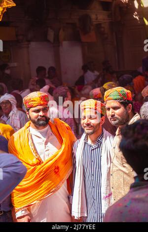 Barsana, Uttar Pradesh, Indien - März 2022: Portrait über indische Menschen mit Farbe auf dem Gesicht, das das bunte holi-Festival auf den Straßen feiert. Stockfoto
