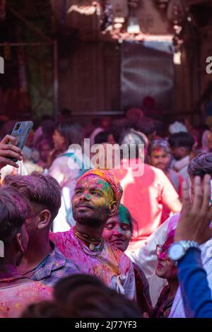 Barsana, Uttar Pradesh, Indien - März 2022: Portrait über indische Menschen mit Farbe auf dem Gesicht, das das bunte holi-Festival auf den Straßen feiert. Stockfoto