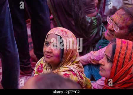 Barsana, Uttar Pradesh, Indien - März 2022: Portrait über indische Menschen mit Farbe auf dem Gesicht, das das bunte holi-Festival auf den Straßen feiert. Stockfoto