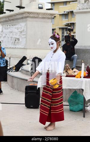 Bangkok Thailand - 5. Mai 2022 : Weiße Myanmar-Maske tanzt in öffentlichen Räumen von den Frauen am Demokratie-Denkmal auf der Ratchadamnoen Avenue Stockfoto
