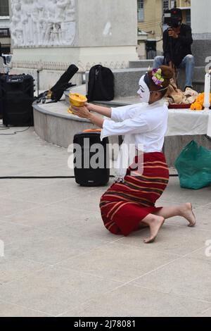 Bangkok Thailand - 5. Mai 2022 : Weiße Myanmar-Maske tanzt in öffentlichen Räumen von den Frauen am Demokratie-Denkmal auf der Ratchadamnoen Avenue Stockfoto