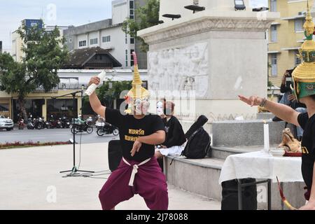 Bangkok Thailand - 5. Mai 2022: Hanuman Fighting Thotsakan in Khon Maskierte Tanzdramaonfigur in Ramakien oder Ramayana im öffentlichen Raum Stockfoto