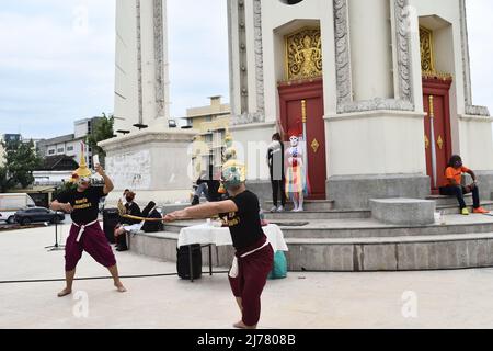 Bangkok Thailand - 5. Mai 2022: Hanuman Fighting Thotsakan in Khon Maskierte Tanzdramaonfigur in Ramakien oder Ramayana im öffentlichen Raum Stockfoto