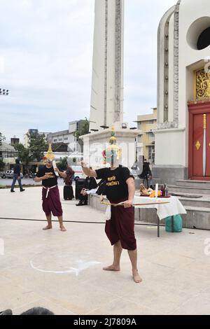 Bangkok Thailand - 5. Mai 2022: Hanuman Fighting Thotsakan in Khon Maskierte Tanzdramaonfigur in Ramakien oder Ramayana im öffentlichen Raum Stockfoto