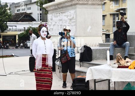 Bangkok Thailand - 5. Mai 2022 : Weiße Myanmar-Maske tanzt in öffentlichen Räumen von den Frauen am Demokratie-Denkmal auf der Ratchadamnoen Avenue Stockfoto